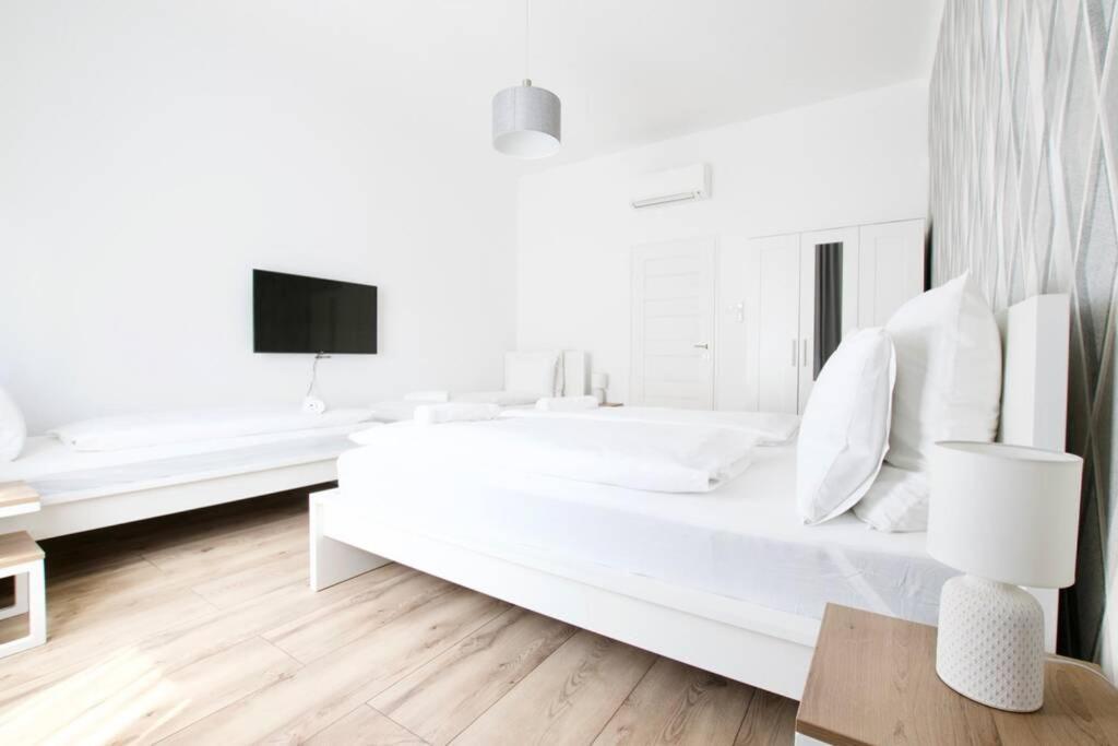 Premium Apartment By Hi5-Vaci Str. 3 Bedroom Budapest Kültér fotó